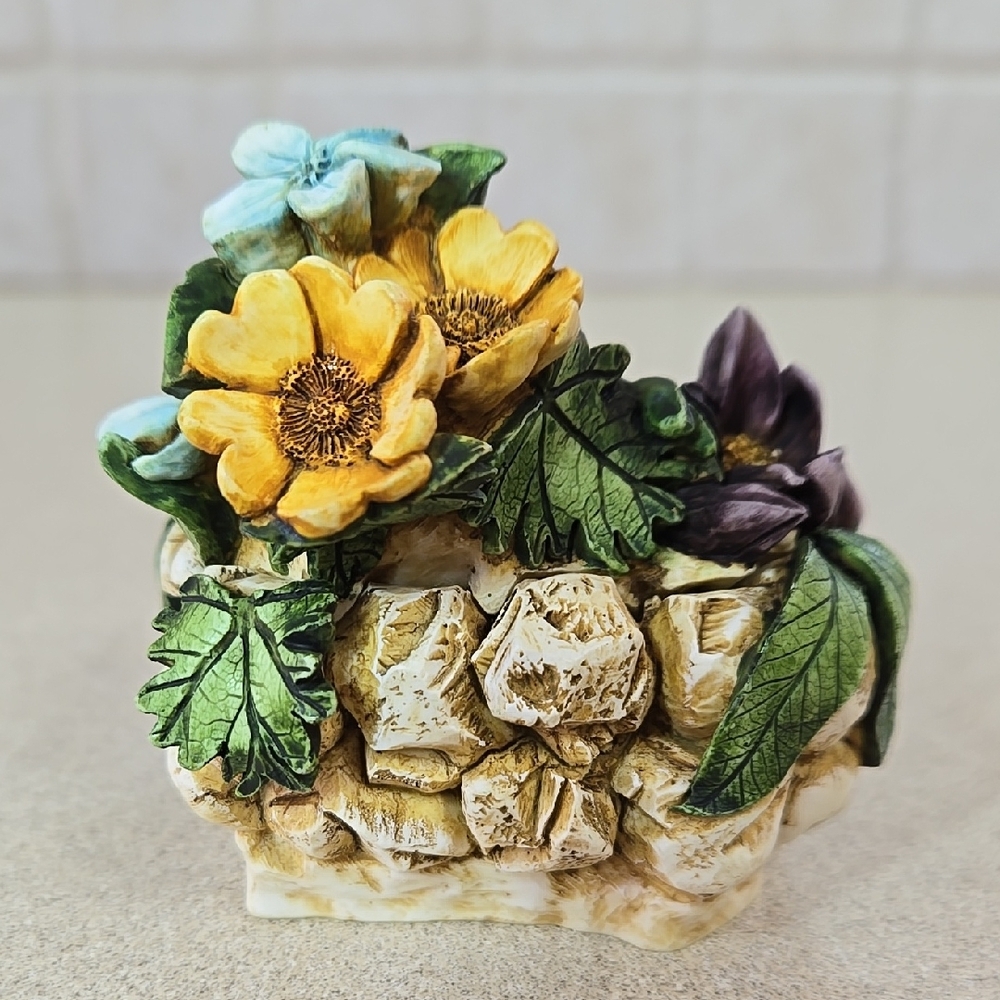 Harmony Garden Lord Byron's  "Alpine Flower" Box Figurine HG3AL